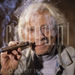 31-10-1990 Sam Fuller at studio in Amsterdam

[keywords]Headshot, Smiling, Eyecontact, smoking[/keywords]